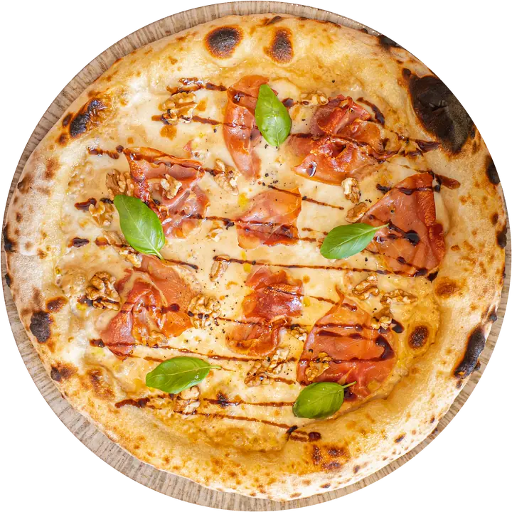 Pizza au jambon cru et basilic vue de dessus